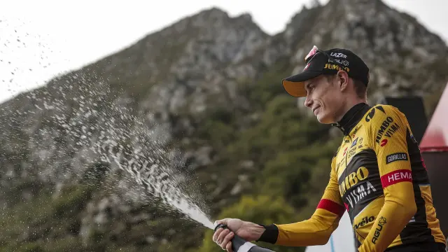 El ciclista danés del equipo Jumbo Visma Jonas Vingegaard se impone vencedor de la decimosexta etapa de la Vuelta a España, un recorrido de 120,1km de Liencres a Bejes en Cantabria, este martes.