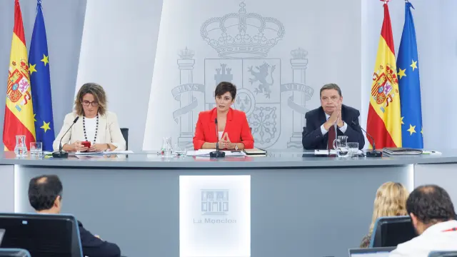Teresa Ribera, Isabel Rodríguez y Luis Planas, durante una rueda de prensa posterior a la reunión del Consejo de Ministros, en el Palacio de La Moncloa, este martes.