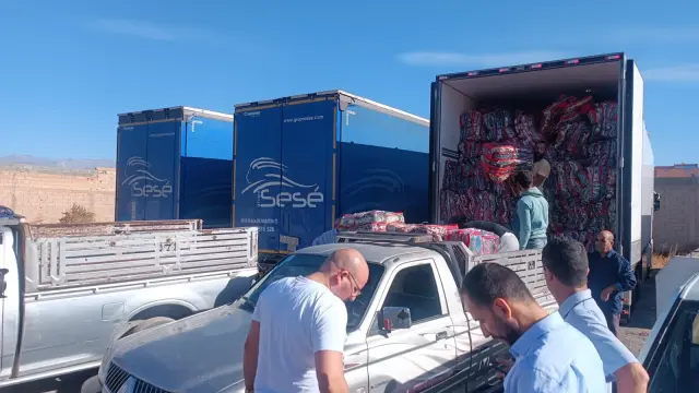Parte del equipo local del Grupo Sesé, que está en Taroudant, descarga camiones de ayuda humanitaria.