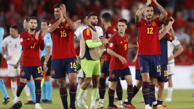Los jugadores de la selección española, Rodri (i) y Joselu, a la finalización del partido.