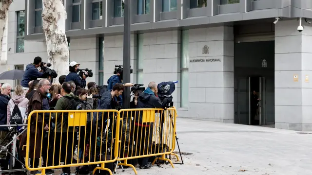 Decenas de medios se agolpan en la puerta de la Audiencia Nacional esperando a Luis Rubiales.