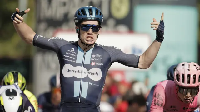 El ciclista Alberto Dainese (DSM-Firmenich) se impone vencedor de la decimonovena etapa de la Vuelta Ciclista a España disputada este viernes entre La Bañeza e Íscar.