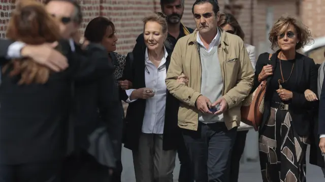 María Teresa Vega (el el centro), viuda del periodista Pepe Domingo Castaño, a su llegada al tanatorio de Pozuelo (Madrid) donde se ha instalado la capilla ardiente, este domingo.