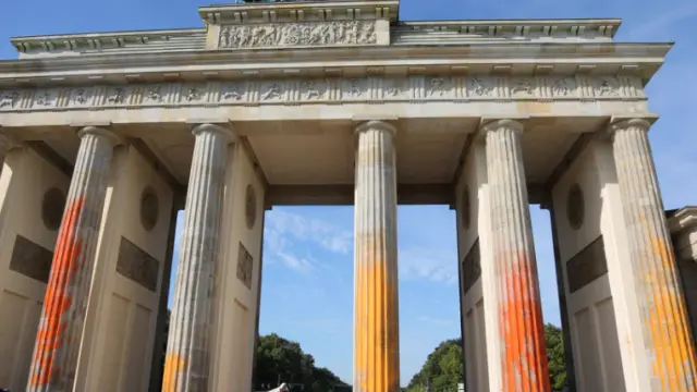 La Puerta de Brandeburgo manchada de pintura naranja