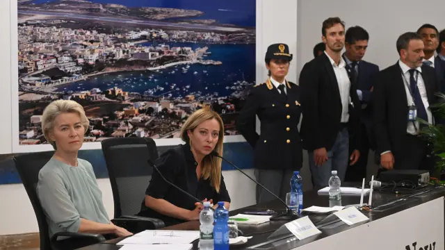 Giorgia Meloni y Ursula von der Leyen, durante la rueda de prensa en Lampedusa