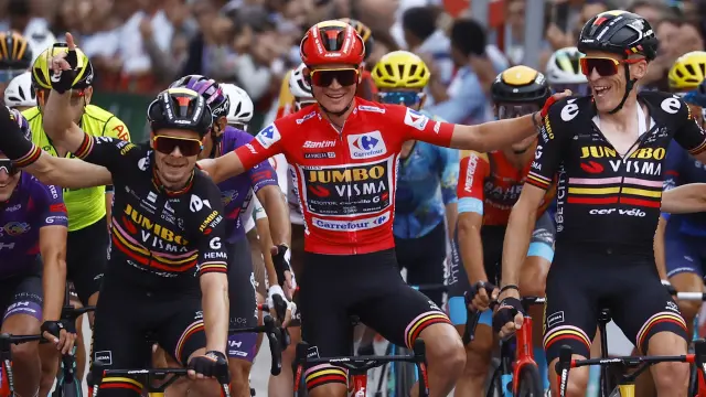 El ciclista Sepp Kuss celebra su triunfo en la Vuelta a Espana
