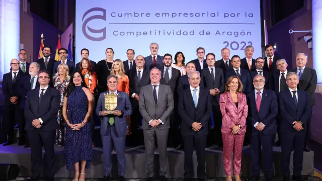 Los miembros del Consejo Empresarial de CEOE-Aragón con autoridades.