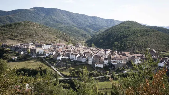 Vista general de uno de los pueblos más bonitos de España, en Huesca
