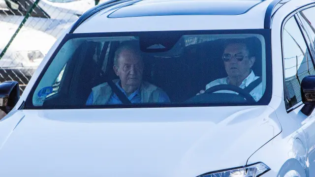 El emérito, en el coche de su amigo Pedro Campos tras su llegada al aeropuerto de Vigo.