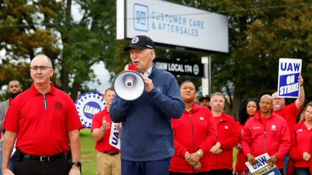 Biden, megáfono en mano, arengó a los trabajadores de la central automovilística en Michigan
