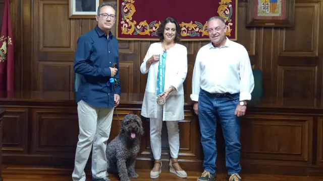 La alcaldesa de Teruel, Emma Buj, recibe en el Ayuntamiento a Kerchak y su dueño Francisco
