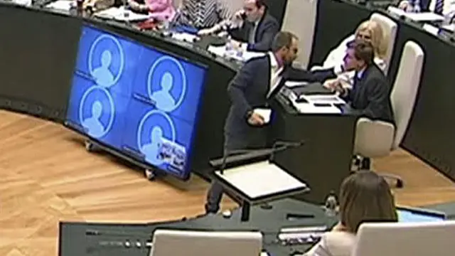 Imagen de vídeo en la que se ve a Daniel Viondi dándole una palmada en la cara a Martínez-Almeida.