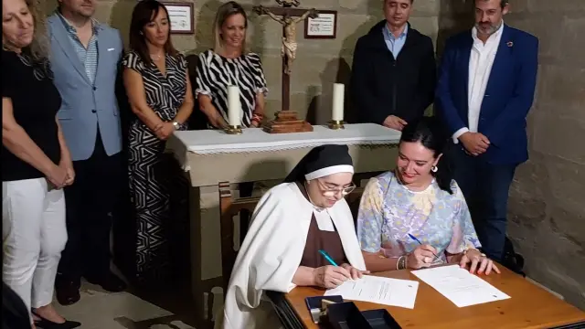 La superiora del convento, Sor María Gloria de Dios, y la alcalde de Huesca, Lorena Orduna, firman el acta del pago de 2023.