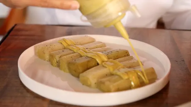 Puerros con vinagreta de mostaza y queso ahumado de La Clandestina