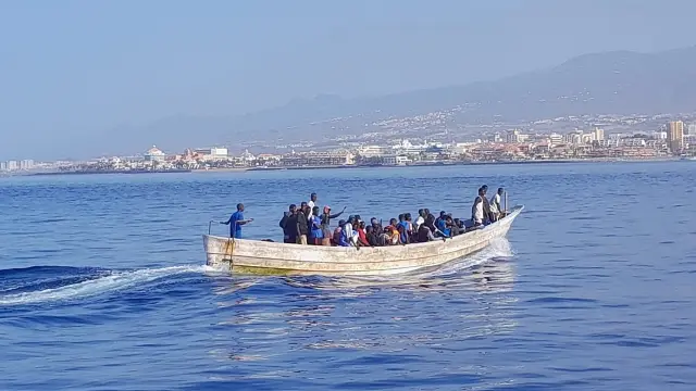 Un cayuco en el que viajaban 43 migrantes, 11 de ellos menores, llegó el sábado al puerto de Los Cristianos, en Tenerife, procedente de Senegal.