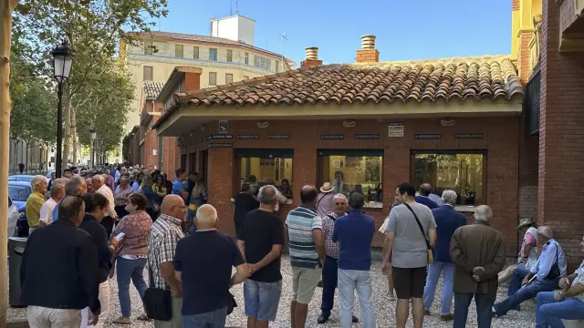 Filas en las taquillas del coso de la Misericordia de Zaragoza para las Fiestas del Pilar