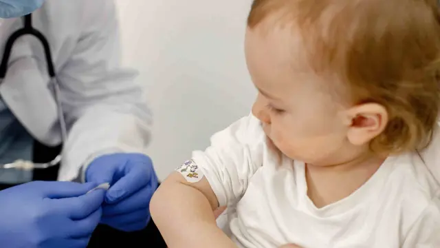 El calendario de inmunización en Aragón ha incorporado la vacuna del VRS para los menores