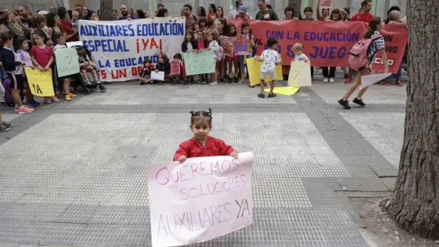 Concentración en el colegio Sainz de Varanda de Zaragoza para pedir la incorporación de auxiliares de educación especial.