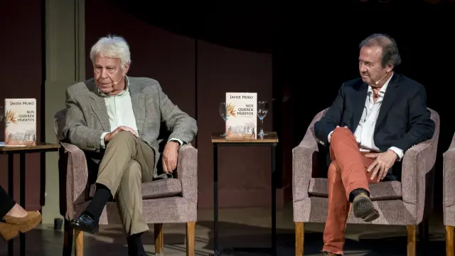 Felipe Gonzalez y el autor del libro Javier Moro, en la presentación del libro 'Nos quieren muertos' de Javier Moro