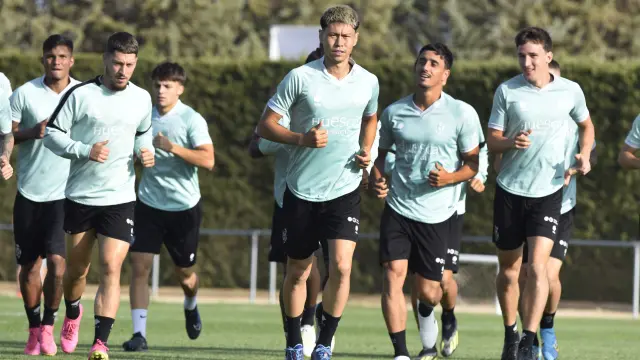 Kento, al frente de varios jugadores de la SD Huesca durante el entrenamiento del martes.