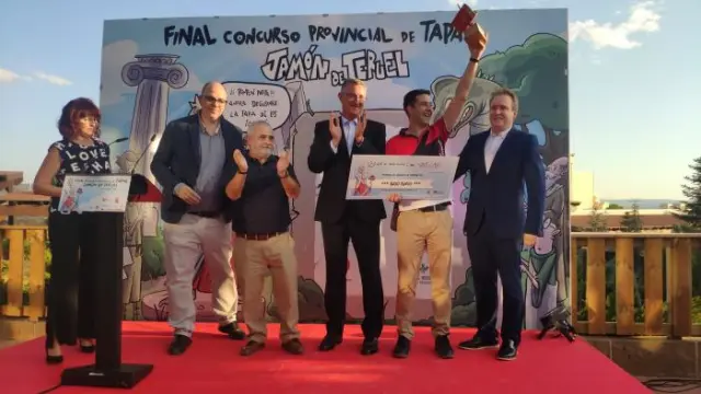 El consejero Manuel Blasco, junto a los ganadores y los organizadores.