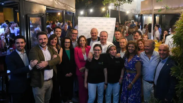 Políticos, empresarios y profesionales de distintos ámbitos participaron en el cóctel de Atades. En el centro, la alcaldesa de Zaragoza, Natalia Chueca, y el presidente de Aragón, Jorge Azcón.