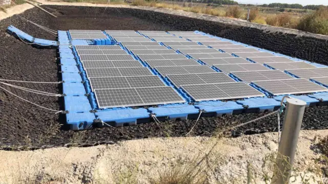 Prototipo de placas solares instaladas sobre una balsa de purines en una granja de la localidad zaragozana de Tauste.