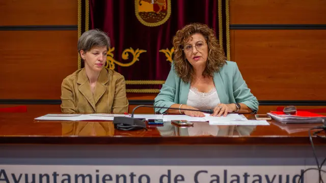 La concejal socialista Yolanda Júlvez y la portavoz del PSOE en Calatayud, Sandra Marín, durante la presentación de las propuestas