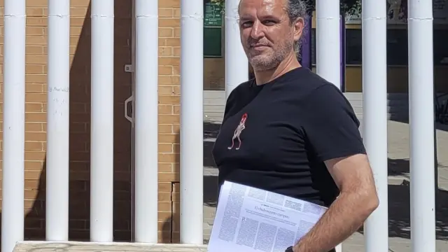 Josué Morales, a las puertas del IES Fuente Juncal de Aljaraque (Huelva).