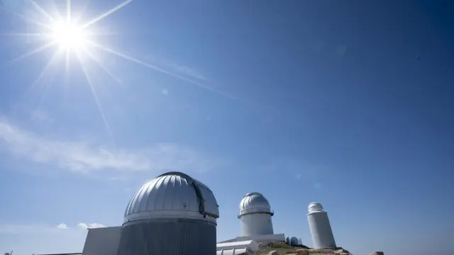 La carretera comunica Arcos de las Salinas con el observatorio astrofísico.
