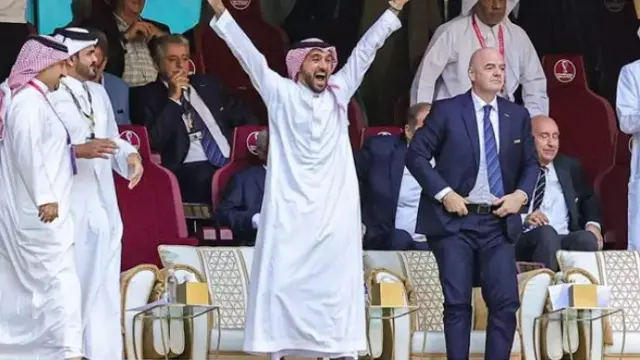 El príncipe saudí Mohammed bin Salman Al Saud celebra un gol en el Mundial de Catar junto al presidente de la FIFA, Gianni Infantino.