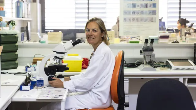 Cristina Seral, junto a uno de los microscopios del servicio de Microbiología del Hospital Clínico.