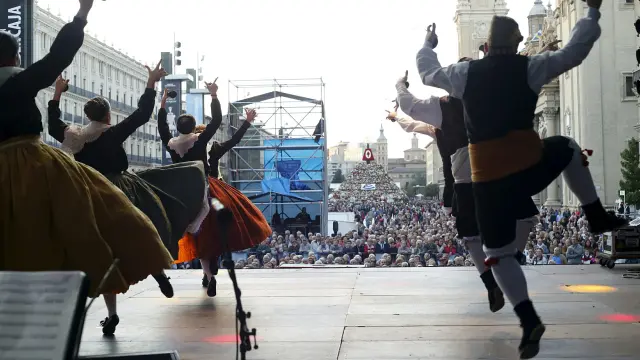 Actuación de jota en la plaza del Pilar un 12 de octubre.