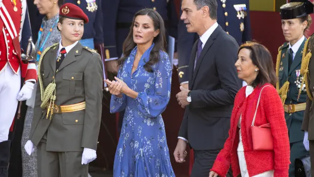 La princesa de Asturias, Leonor (i-d), la reina Letizia, el presidente del Gobierno, Pedro Sánchez, y la ministra de Defensa, Margarita Robles, a su llegada este jueves al desfile del Día de la Fiesta Nacional en Madrid