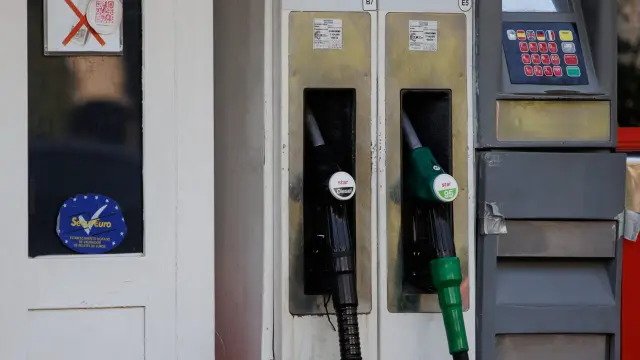 Tras más de tres meses seguidos con subidas en los precios de los carburantes, las gasolineras han comenzado a rebajar los precios,