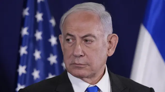 El Primer Ministro de Israel, Benjamin Netanyahu, escucha mientras el Secretario de Estado de Estados Unidos, Antony Blinken, hace declaraciones a los medios de comunicación dentro del Kirya.