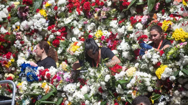 Un aspecto del manto de flores de la Virgen en la plaza del Pilar.