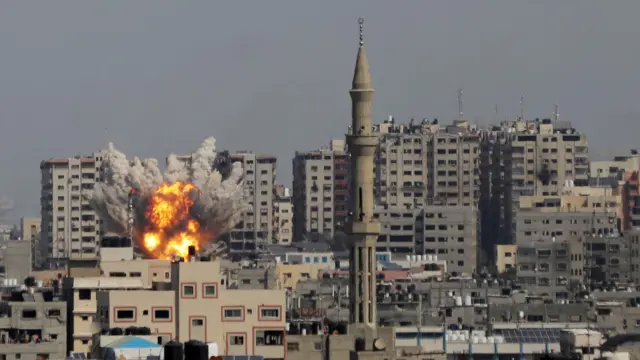 Columnas de humo y llamas de una explosión durante un ataque aéreo israelí.