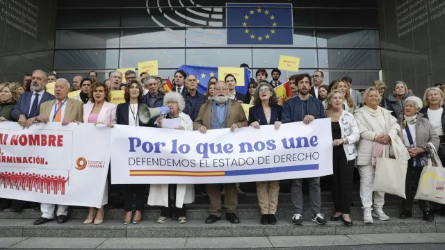 El filósofo Fernando Savater y la catedrática de Derecho Constitucional Teresa Freixes participan en una concentración organizada por Ciudadanos por el Día de la Hispanidad ante el Parlamento Europeo.