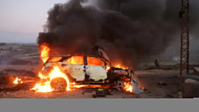 Un coche de periodistas arde en el lugar donde el cámara de Reuters Isam Abdulá resultó muerto y otros reporteros heridos, al parecer tras un ataque con misiles procedentes de posiciones israelíes en Alma Al-Shaab, cerca de la frontera con Israel, en el sur del Líbano
