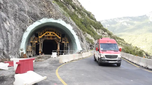 Estado de uno de los nuevos túneles este verano, cuando la carretera estaba abierta al tráfico.