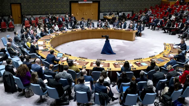 El embajador palestino ante la ONU, Riyad Mansour, al fondo a la derecha, se dirige a los miembros del Consejo de Seguridad de la ONU en la sede de la ONU.