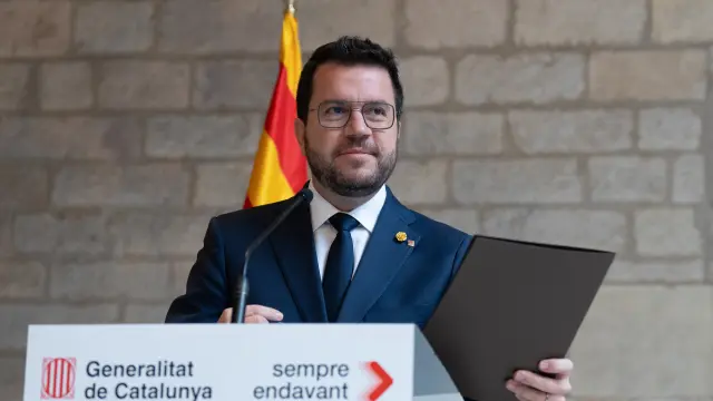 El presidente de la Generalitat, Pere Aragonès, durante una rueda de prensa tras la reunión del Govern para valorar el informe para pactar un referéndum de autodeterminación,en la galería gótica del Palau de la Generalitat, a 16 de octubre de 2023, en Madrid (España).