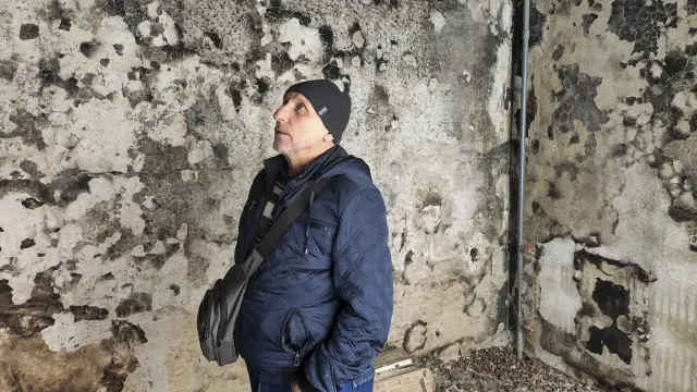 Kostiantyn muestra los destrozos causados por los ataques rusos en las viviendas del "distrito fantasma" de Saltivka Norte, la zona residencial más destruida de Járkiv (este de Ucrania