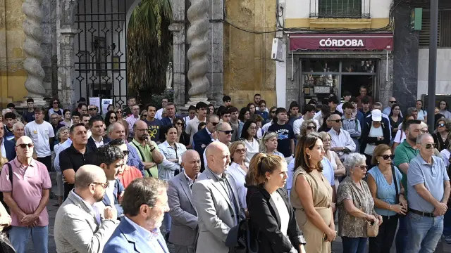 La ciudad de Córdoba rinde homenaje con su silencio al joven Álvaro Prieto