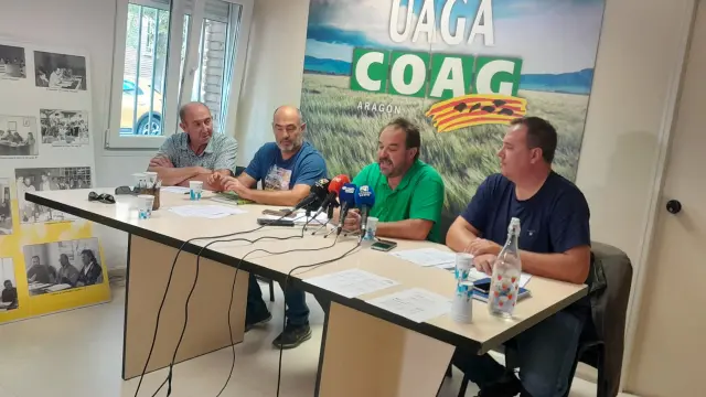 Los representantes de UAGA José Antonio Miguel, Alberto Escura y Oscar Moret, junto al secretario general, José María Alcubierre, hoy en rueda de prensa.