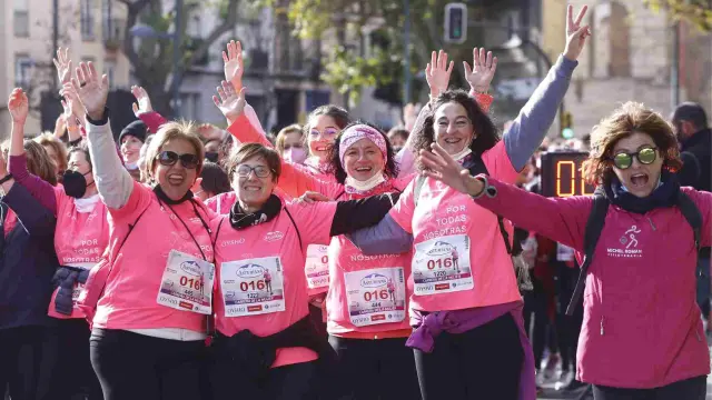 Alegría entre las participantes de la Carrera de la Mujer en Zaragoza