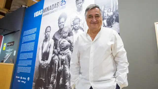 Gervasio Sánchez, en la Lonja, ante el cartel con la foto de algunas víctimas.