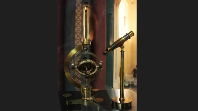 Giroscopio inventado por Léon Foucault y construido por Dumoulin-Froment (1852) que se conserva en París.
