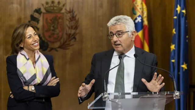 José María Bonmatí, director general de Aecoc, con la alcaldesa de Zaragoza, Natalia Chueca.